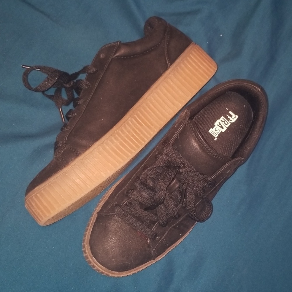 Black casual style platform sneakers